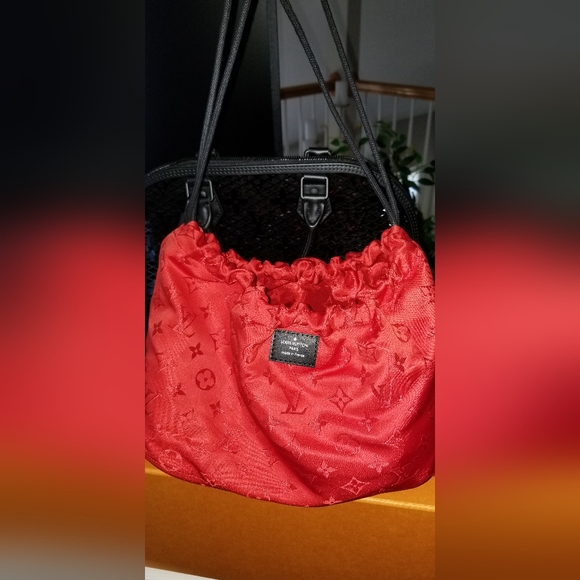 LOUIS VUITTON Patent Calfskin Laced Monogram Alma PM Black LIMITED & RARE - Picture 6 of 16